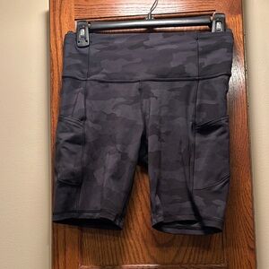 Lululemon Camo Women Shorts - waist 26”